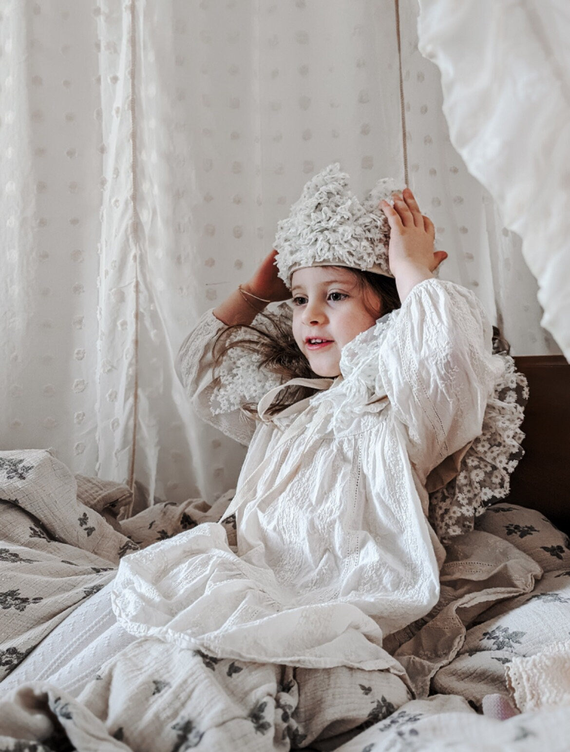 White embroidered daisy ruffle collar