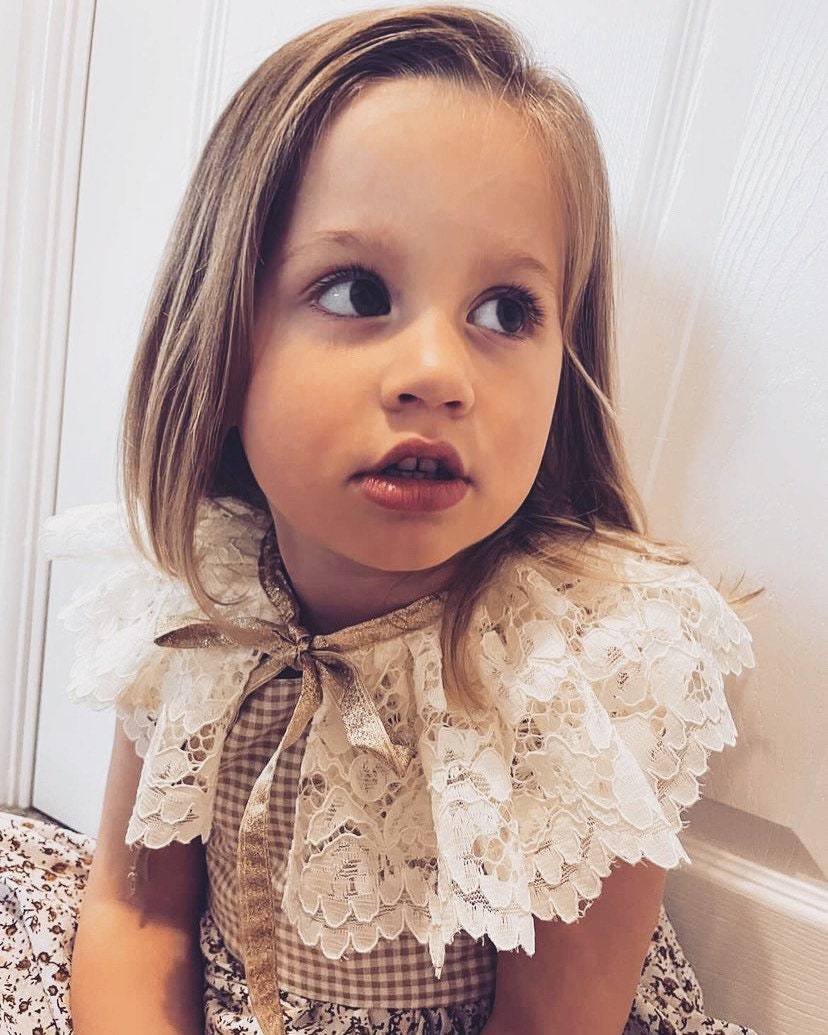 Scalloped edge lace collar