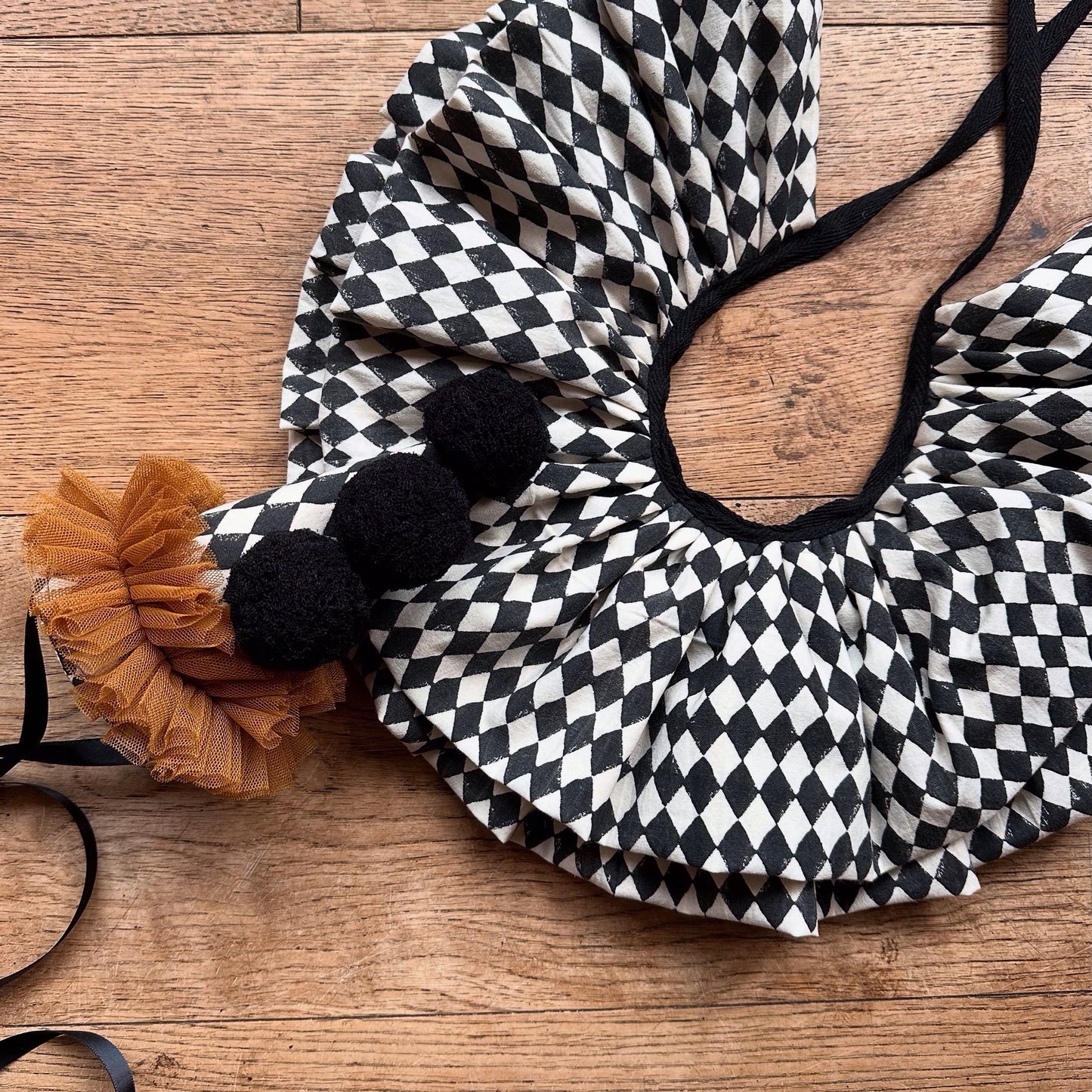 Black/cream harlequin pierrot clown ruffle collar/hat set