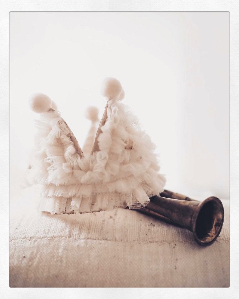 Cream ruffle crown