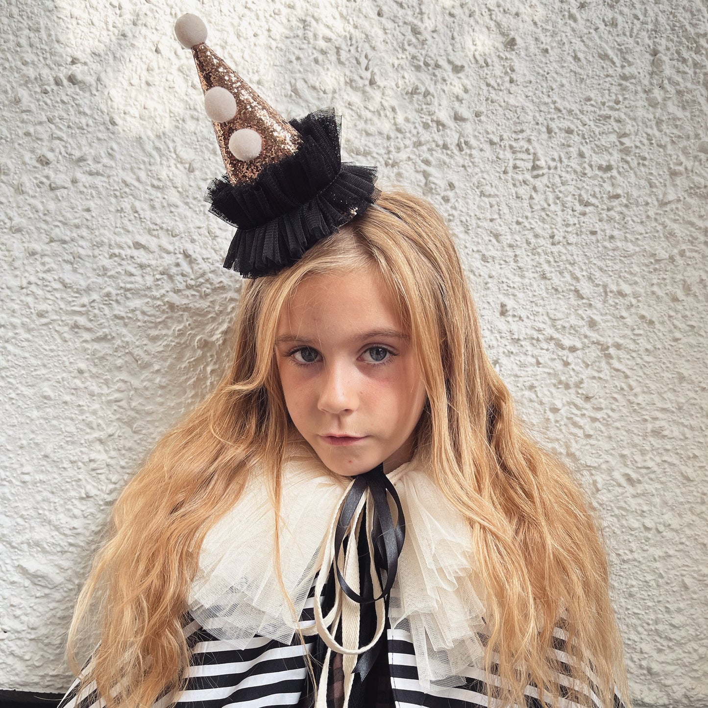 gold/black pierrot hat