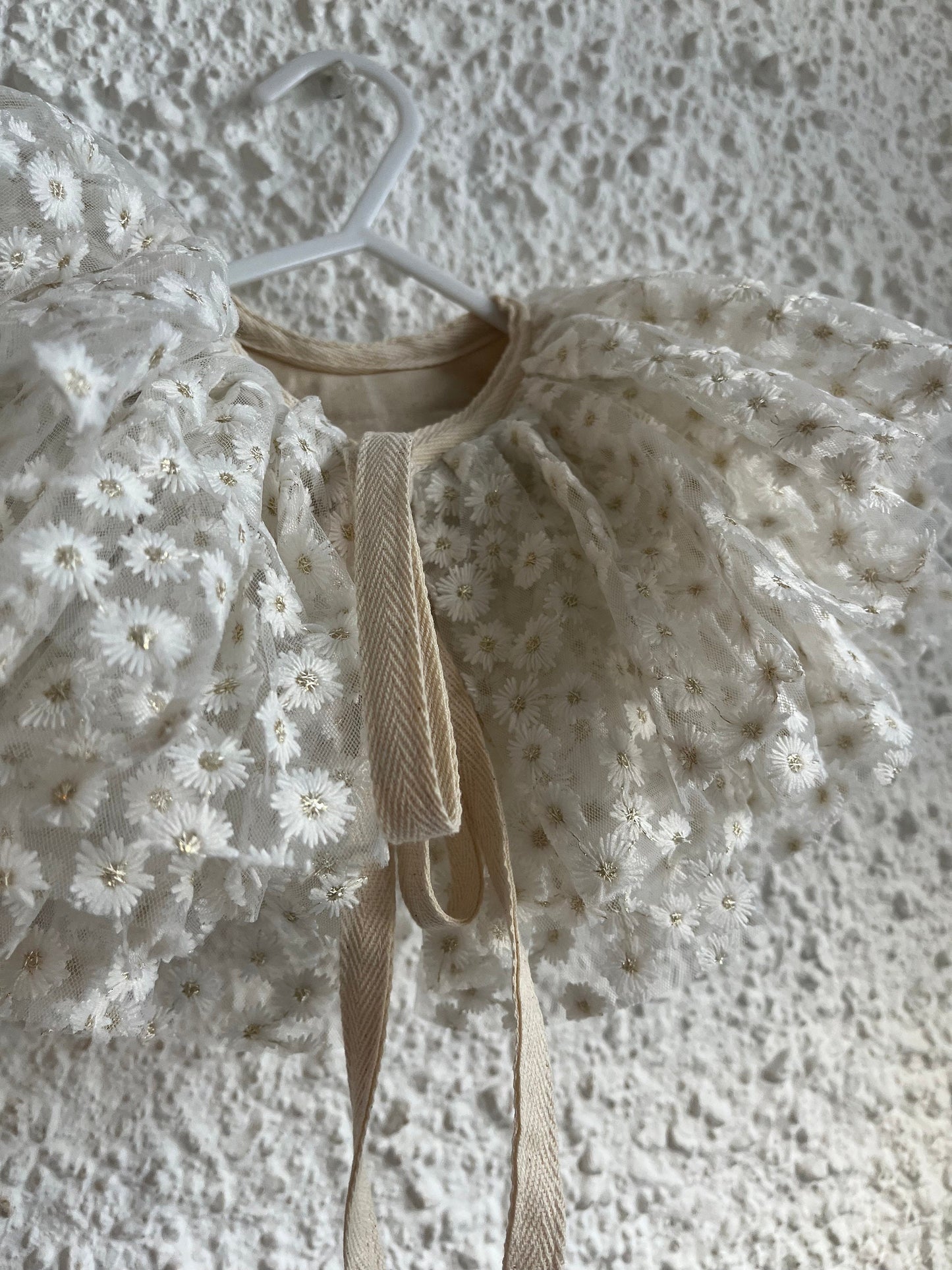 White embroidered daisy ruffle collar