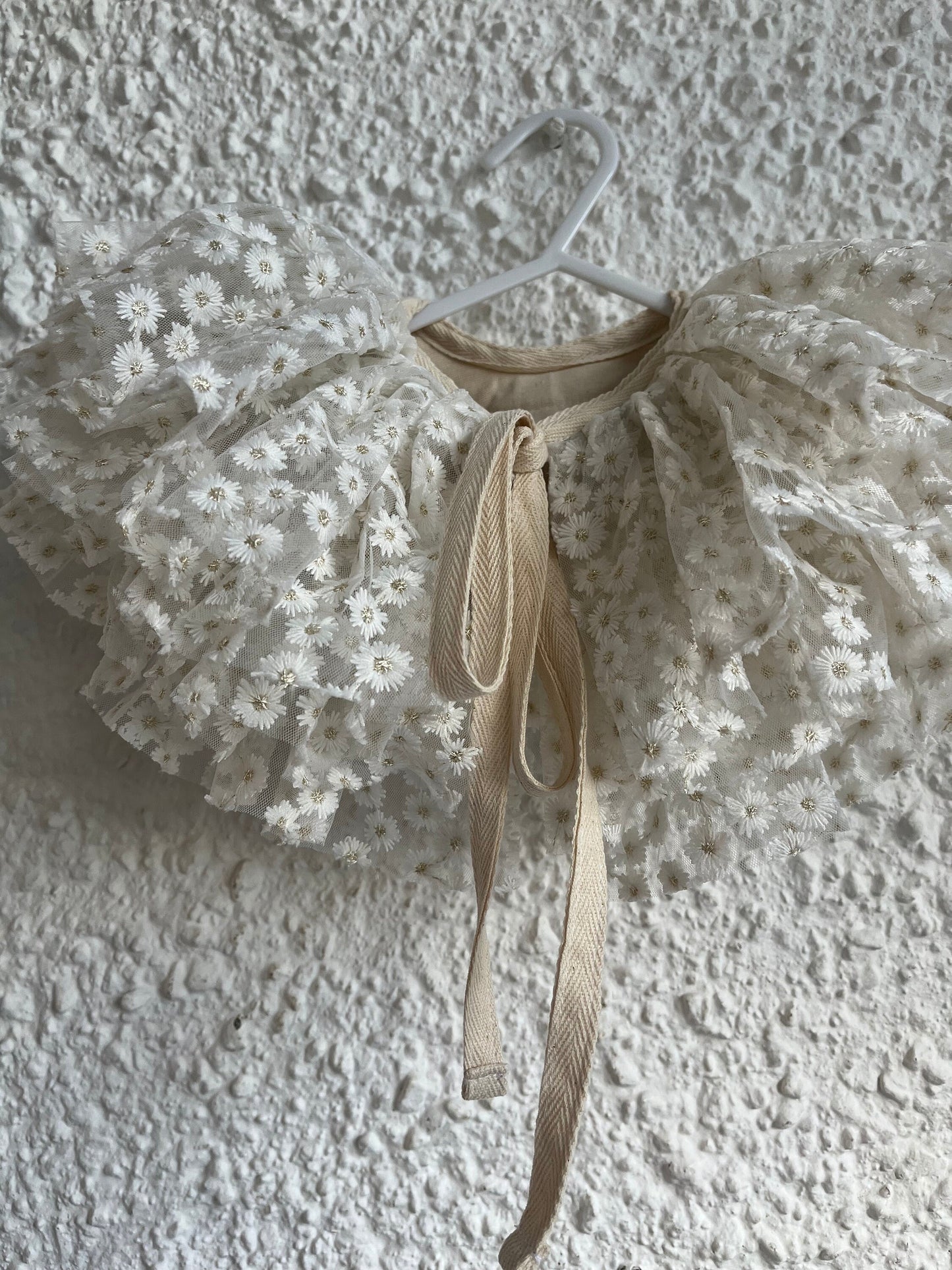 White embroidered daisy ruffle collar