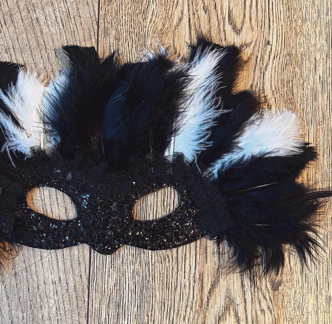 Feather cruella mask