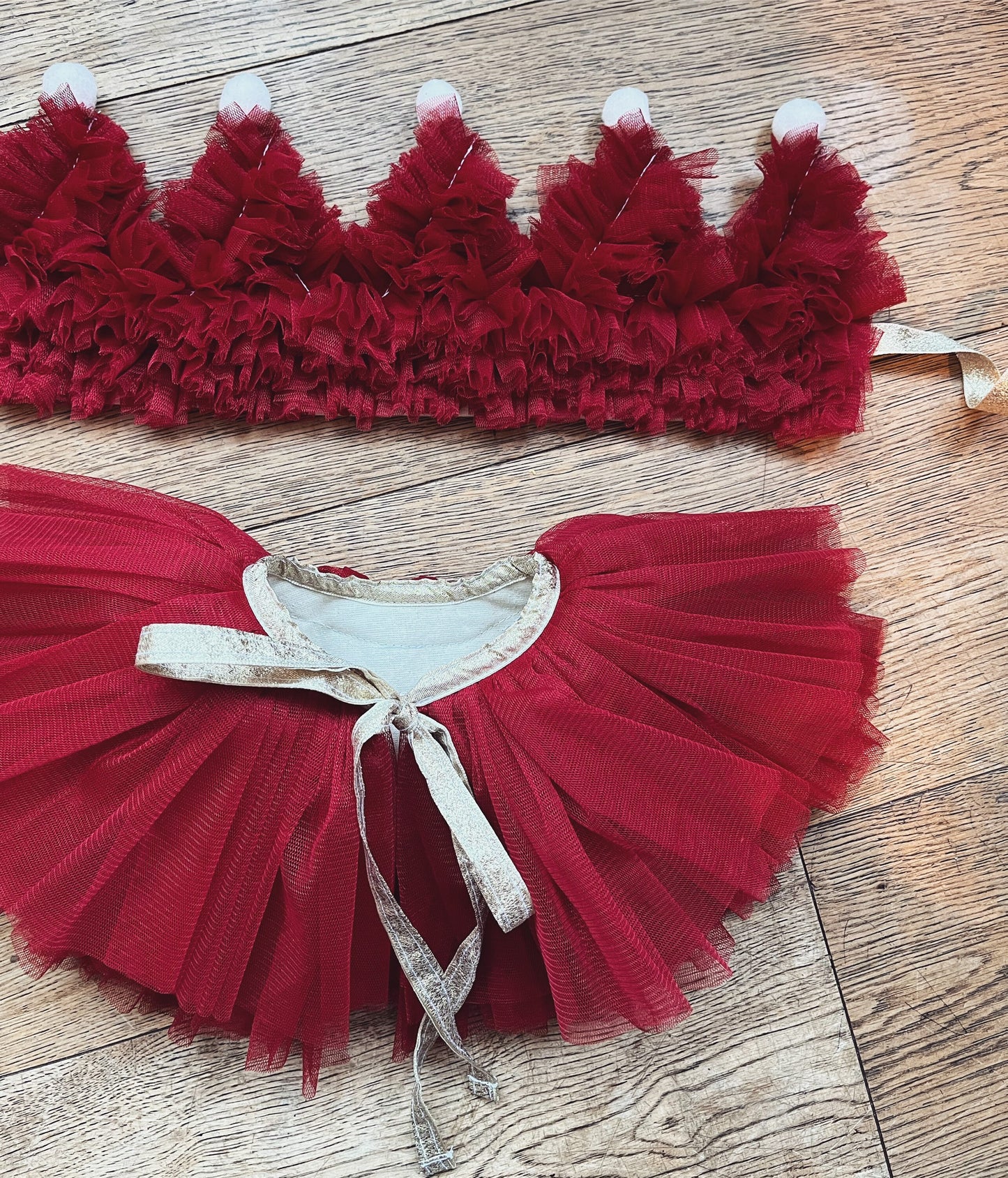 red ruffle collar/crown set