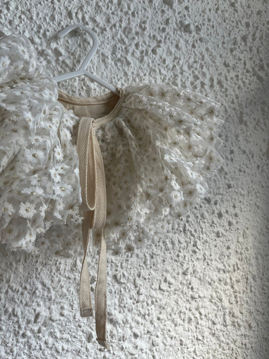 White embroidered daisy ruffle collar
