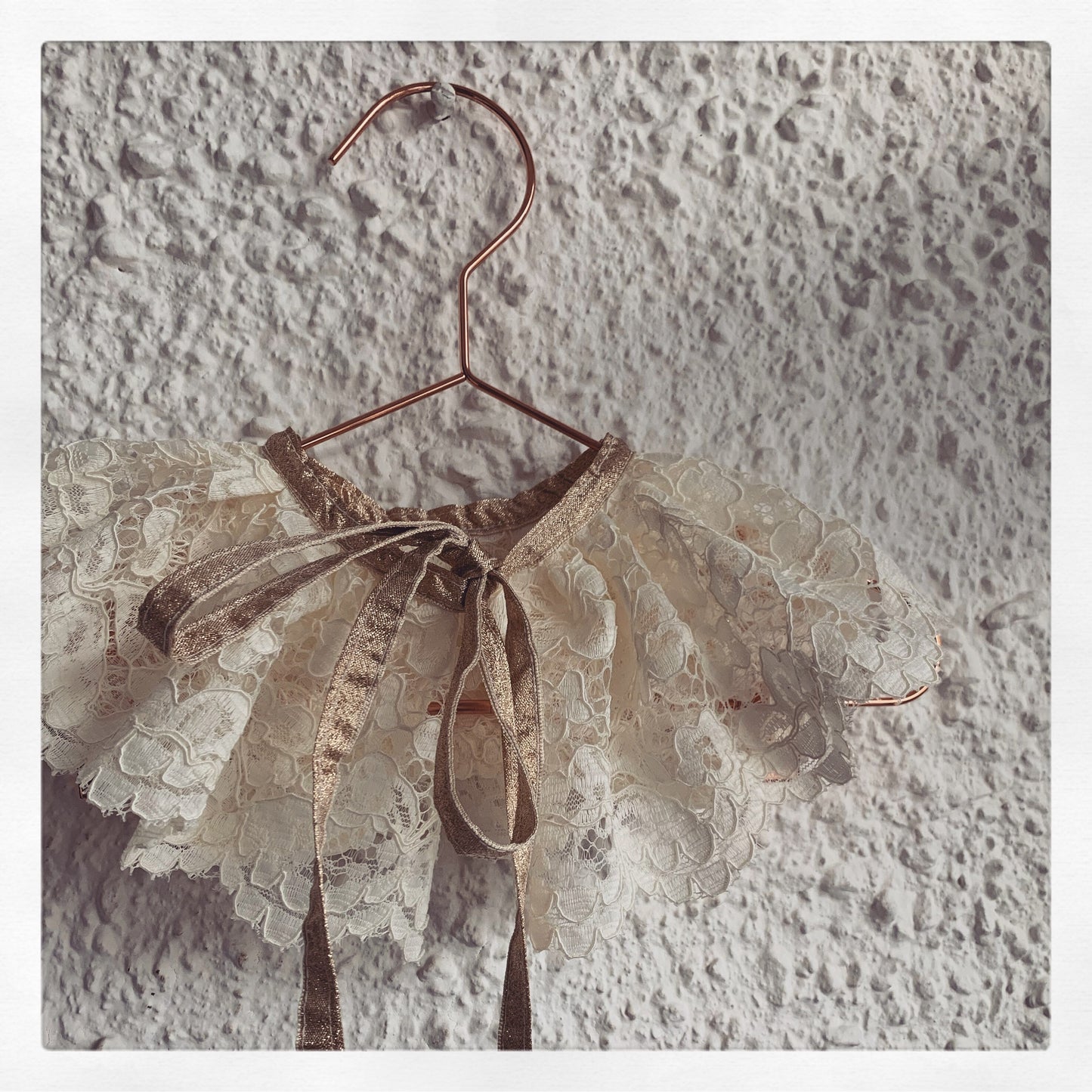 Scalloped edge lace collar