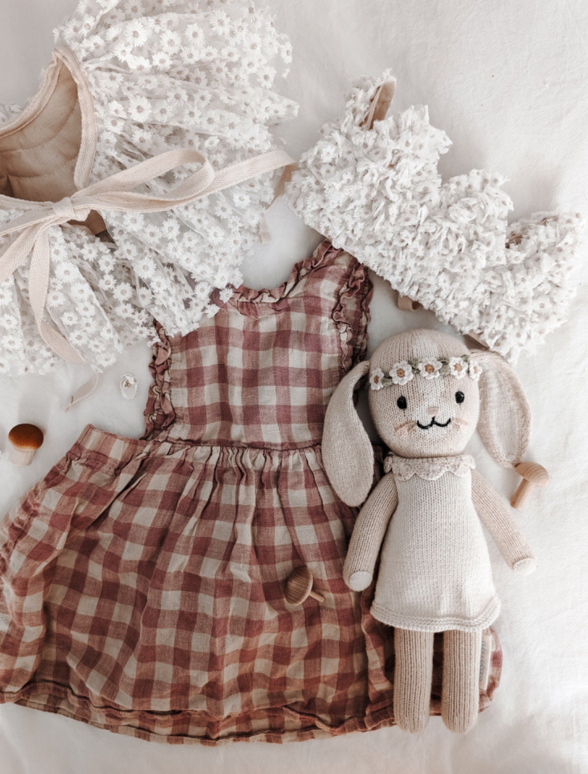 White embroidered daisy ruffle collar