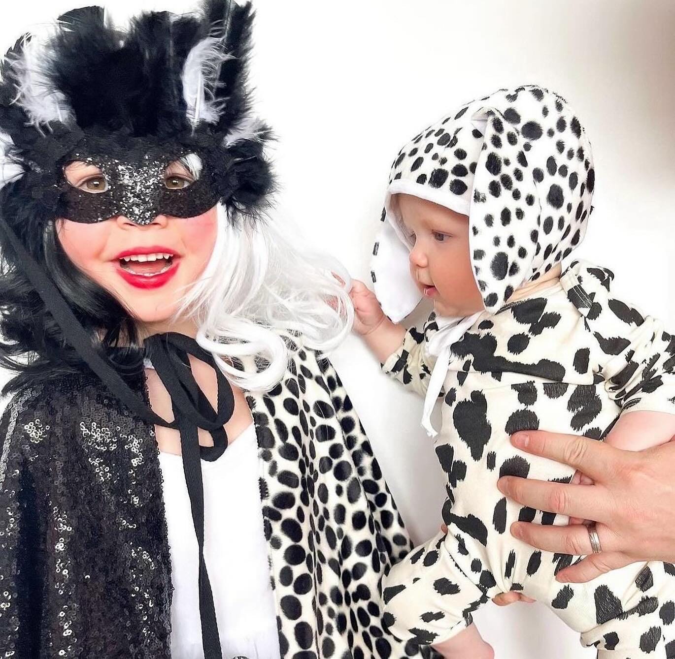 Feather cruella mask